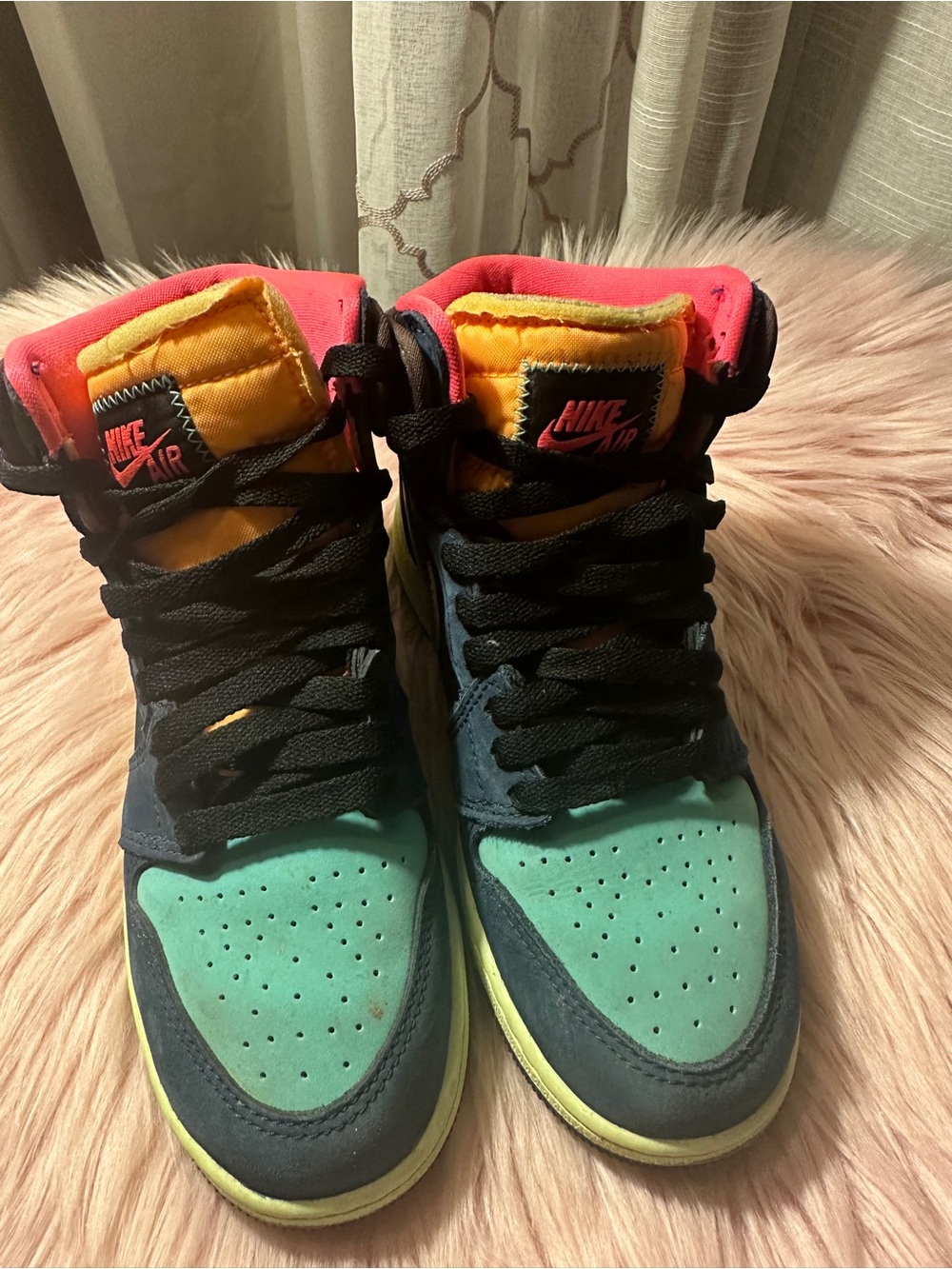 Nike Air Jordan 1 Retro High OG
Tokyo Bio Hack 2020 555088-201 size 5.5